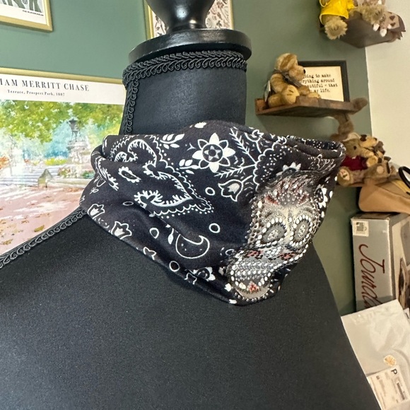 Black and White Skull Bandana Headband - Picture 2 of 4